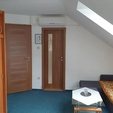 Veszprem Room منزل للإقامة *